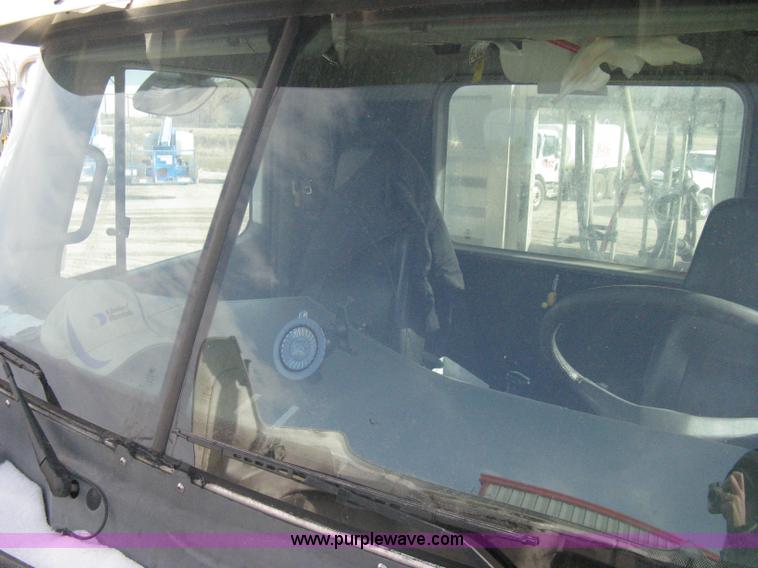 image for item A6121 2007 Freightliner Columbia-TA semi truck