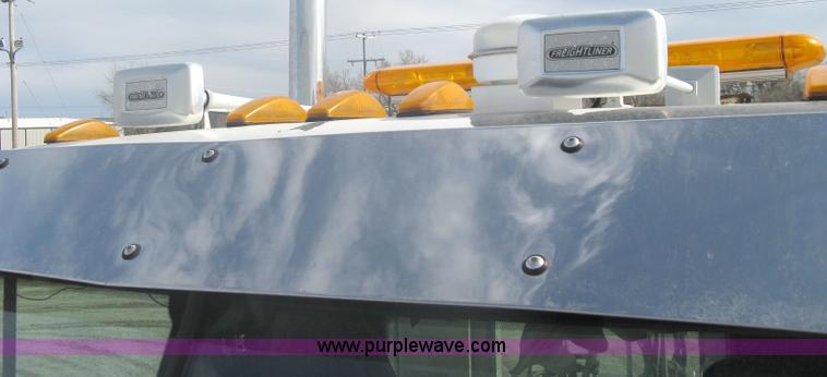 image for item A6121 2007 Freightliner Columbia-TA semi truck