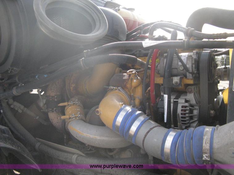 image for item A6121 2007 Freightliner Columbia-TA semi truck