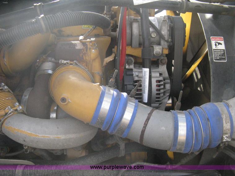 image for item A6121 2007 Freightliner Columbia-TA semi truck