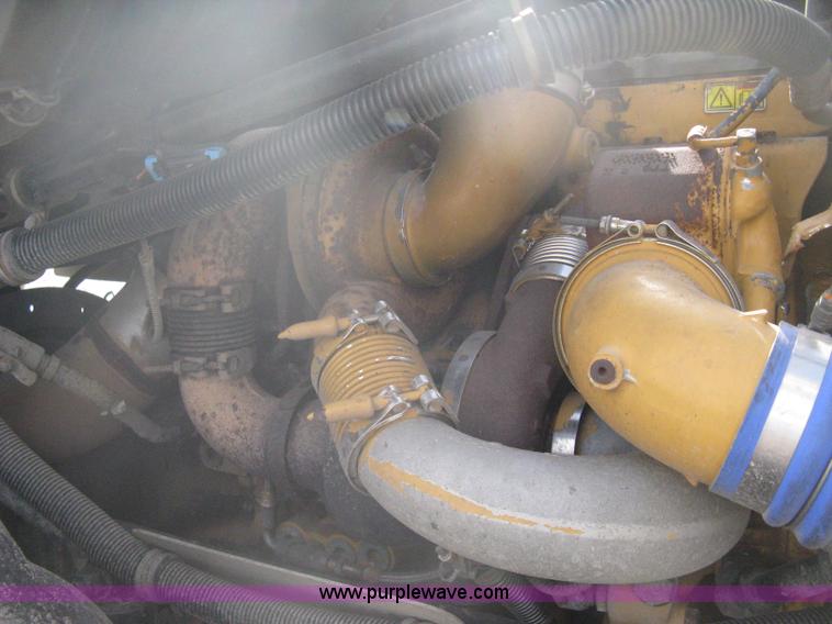 image for item A6121 2007 Freightliner Columbia-TA semi truck