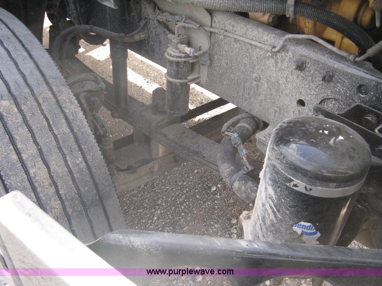 image for item A6121 2007 Freightliner Columbia-TA semi truck