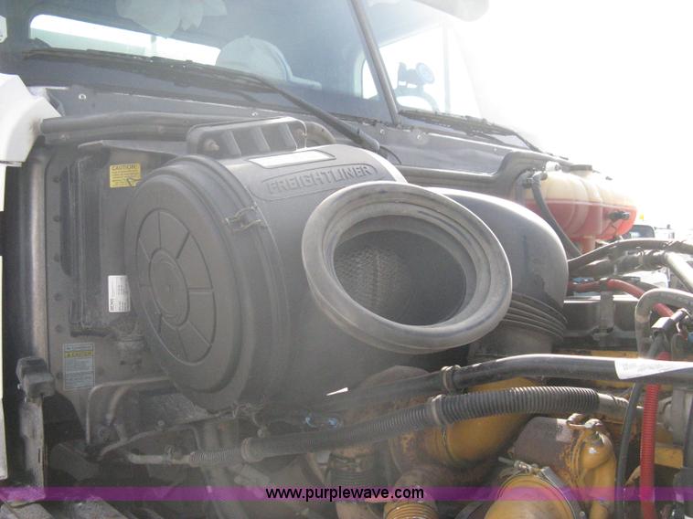 image for item A6121 2007 Freightliner Columbia-TA semi truck