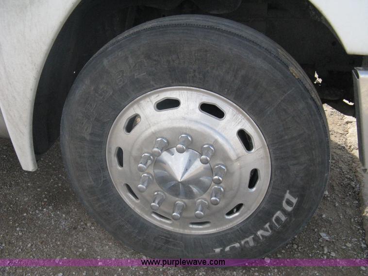 image for item A6121 2007 Freightliner Columbia-TA semi truck