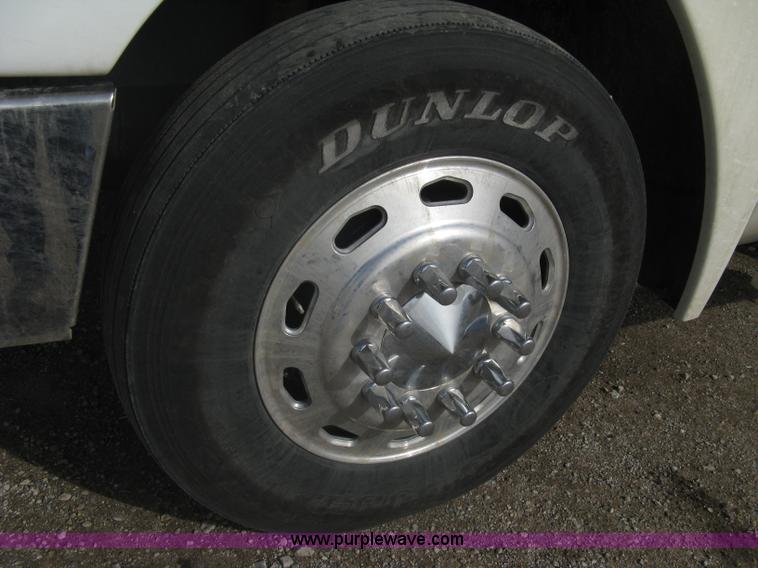 image for item A6121 2007 Freightliner Columbia-TA semi truck