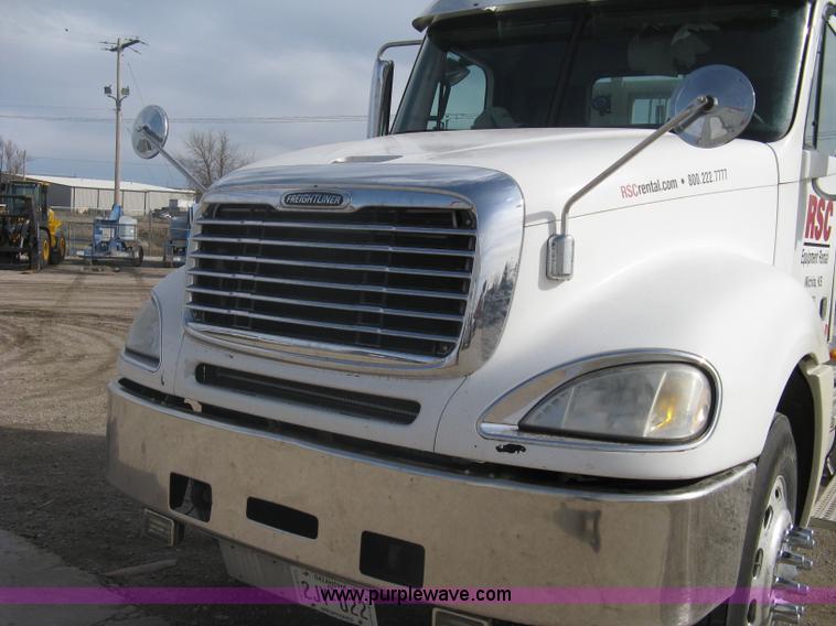 image for item A6121 2007 Freightliner Columbia-TA semi truck