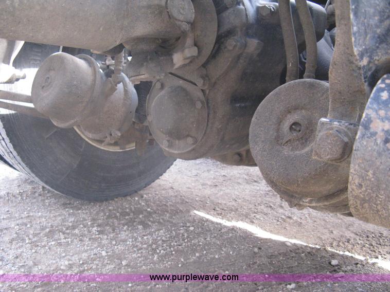 image for item A6121 2007 Freightliner Columbia-TA semi truck