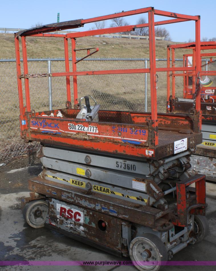 image for item A6812 2005 Skyjack SJIII 3219 scissor lift