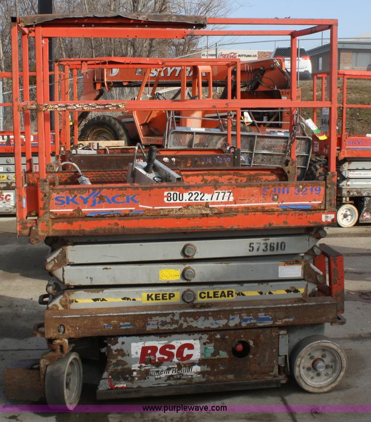 image for item A6812 2005 Skyjack SJIII 3219 scissor lift