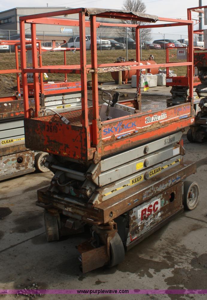 image for item A6812 2005 Skyjack SJIII 3219 scissor lift