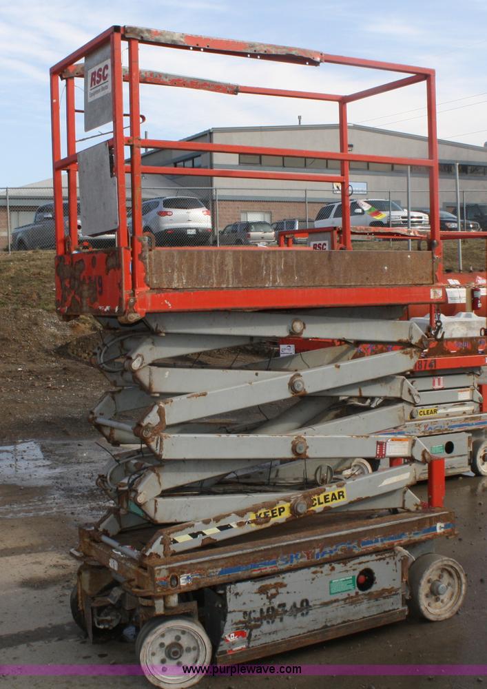 image for item A6813 2006 Skyjack SJIII 3219 scissor lift
