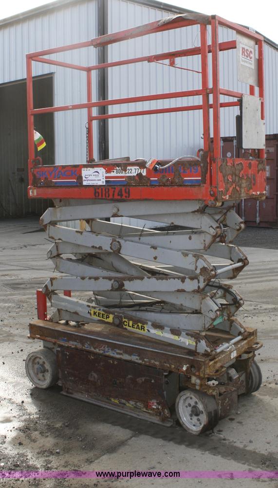 image for item A6813 2006 Skyjack SJIII 3219 scissor lift