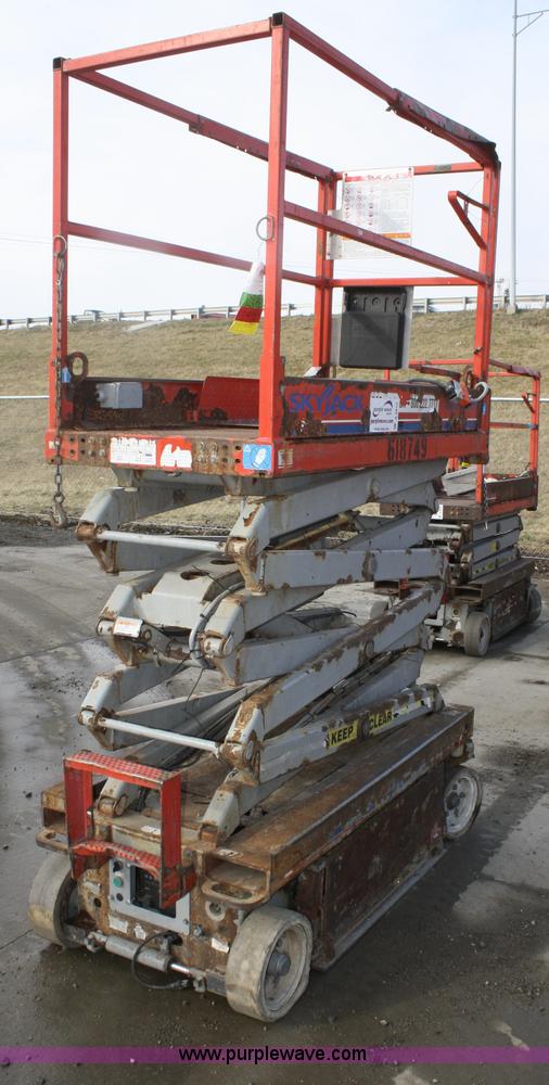 image for item A6813 2006 Skyjack SJIII 3219 scissor lift