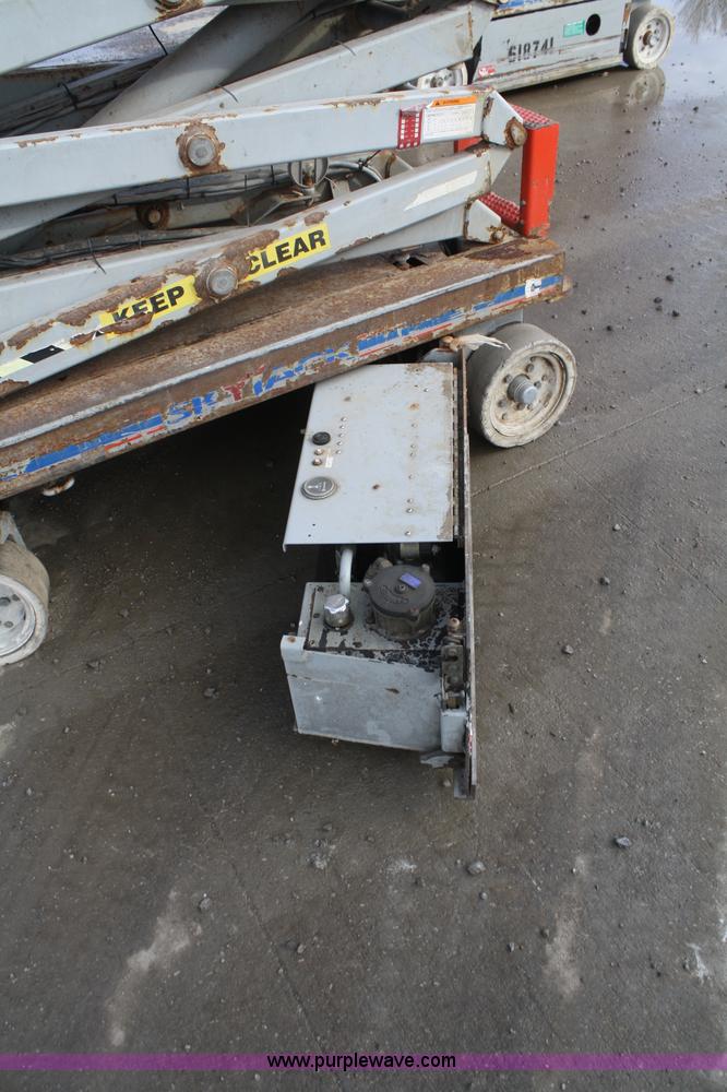 image for item A6813 2006 Skyjack SJIII 3219 scissor lift