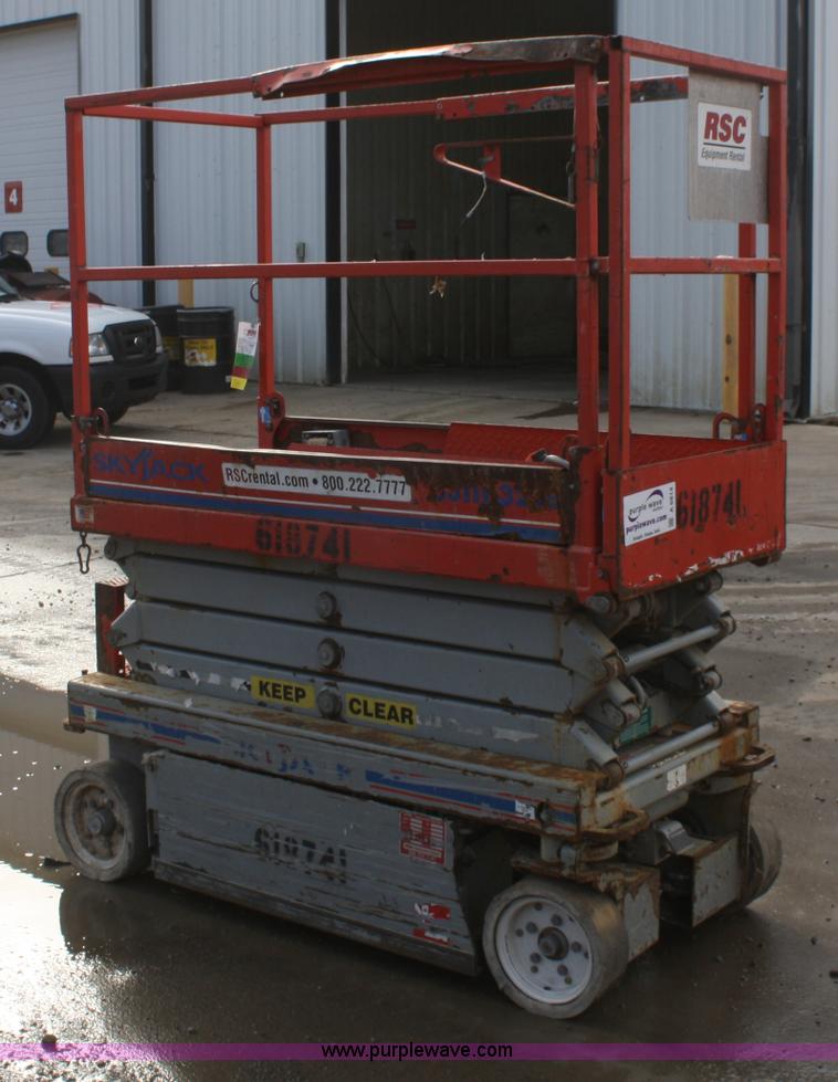 image for item A6814 2006 Skyjack SJIII 3219 scissor lift