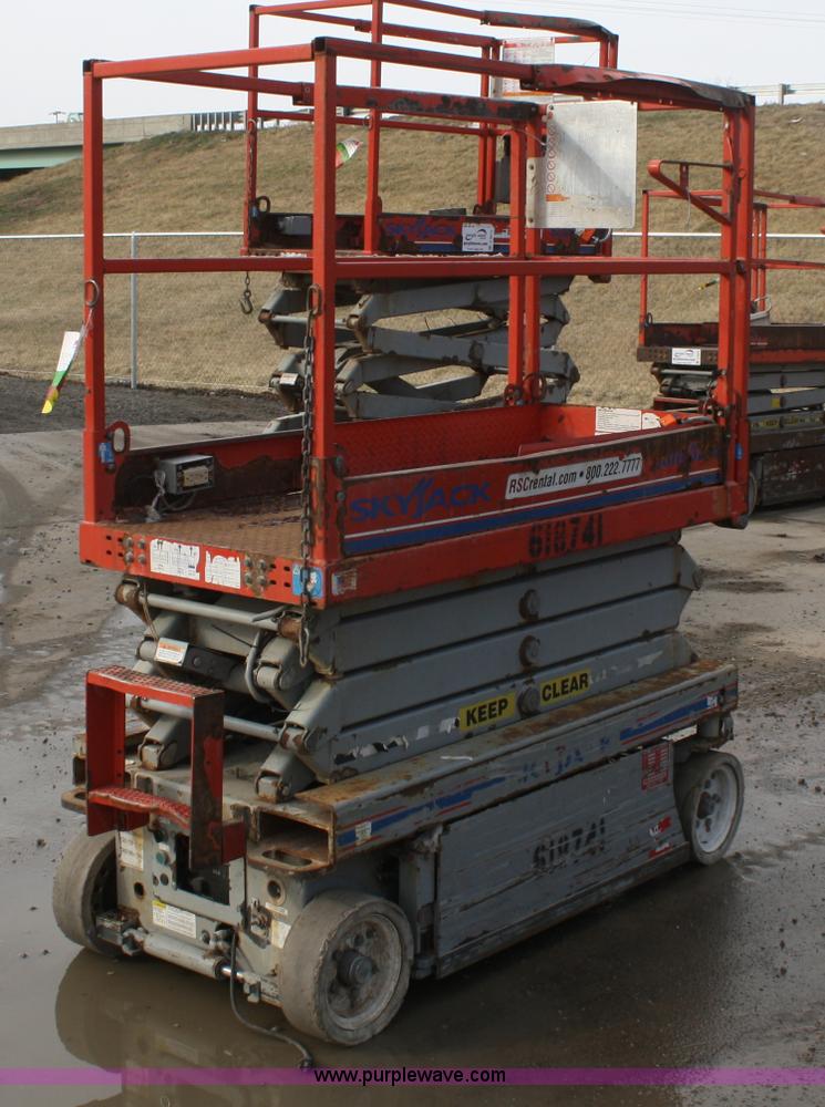 image for item A6814 2006 Skyjack SJIII 3219 scissor lift