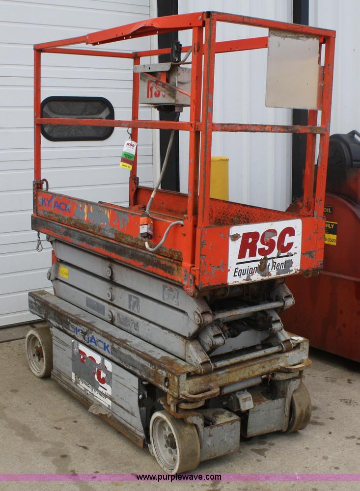 image for item A6817 2005 Skyjack SJIII 3219 scissor lift
