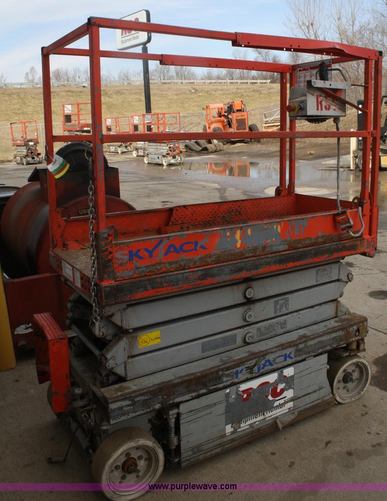 image for item A6817 2005 Skyjack SJIII 3219 scissor lift