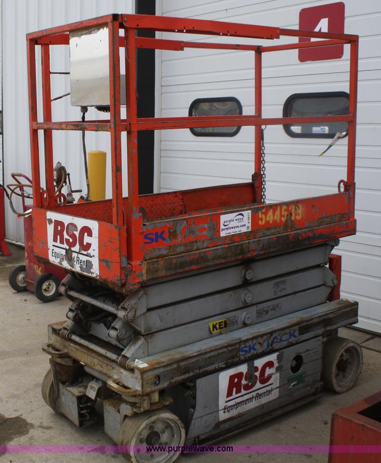 image for item A6817 2005 Skyjack SJIII 3219 scissor lift