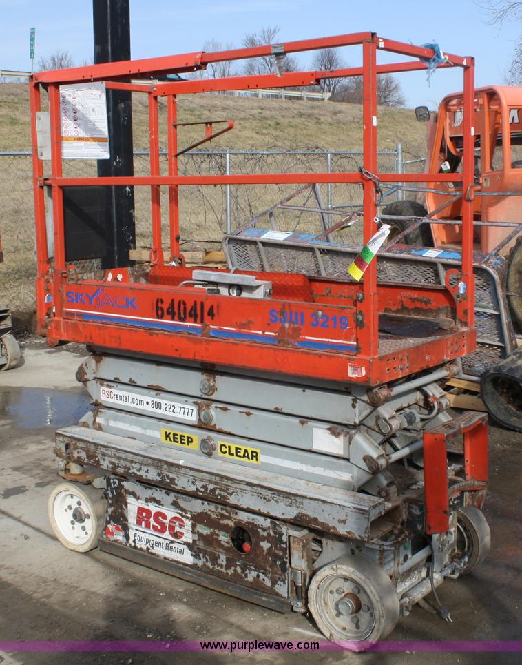 image for item A6818 2006 Skyjack SJIII 3219 scissor lift