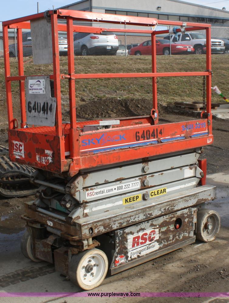 image for item A6818 2006 Skyjack SJIII 3219 scissor lift