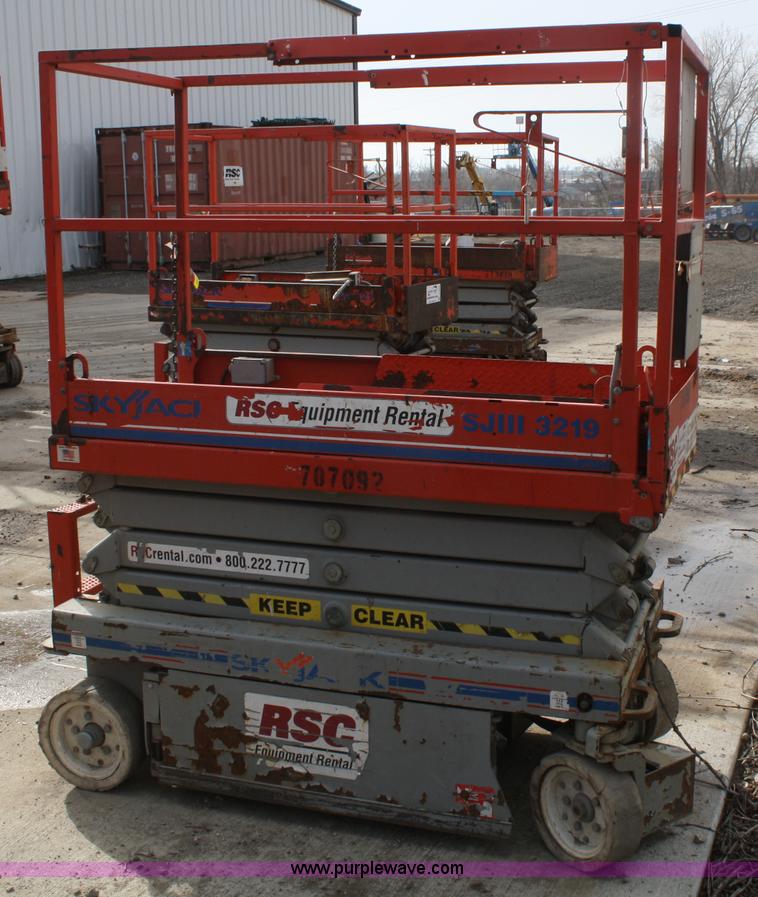 image for item A6819 2007 Skyjack SJIII 3219 scissor lift