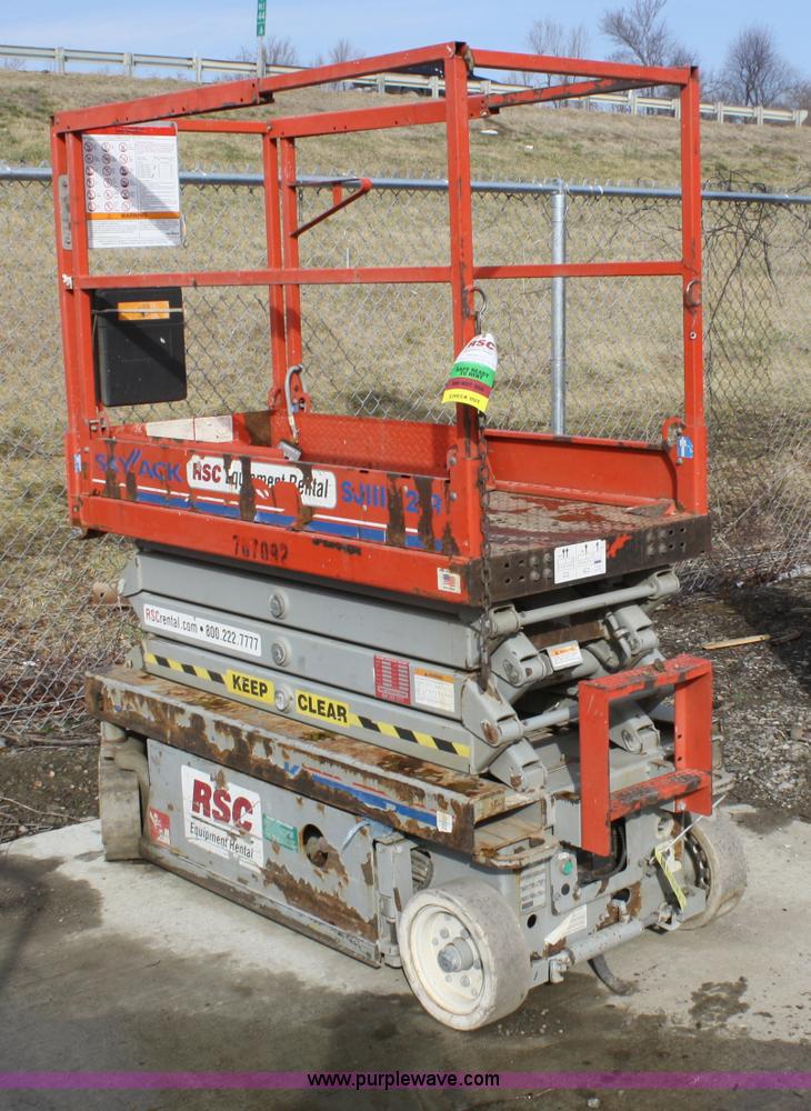 image for item A6819 2007 Skyjack SJIII 3219 scissor lift