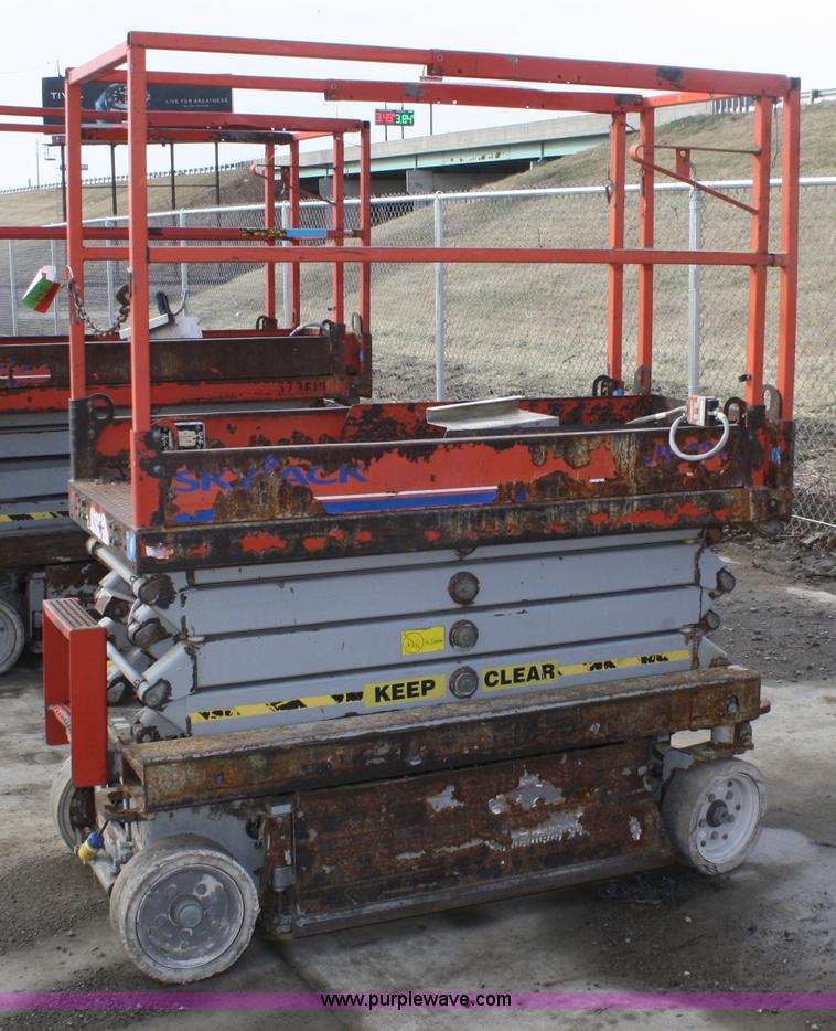 image for item A6820 2005 Skyjack SJIII 3219 scissor lift