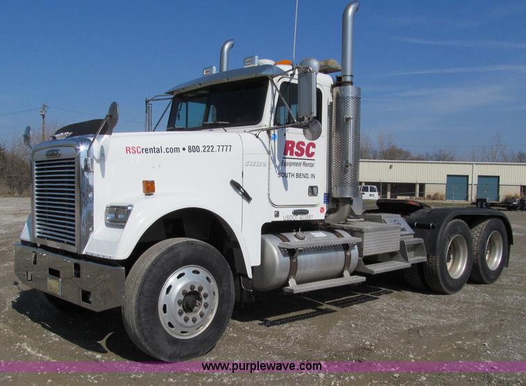 image for item A8207 2005 Freightliner FLD120SD semi truck