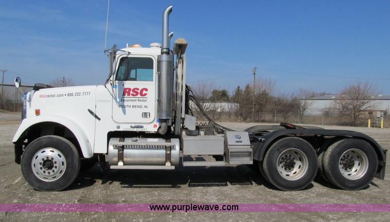 image for item A8207 2005 Freightliner FLD120SD semi truck