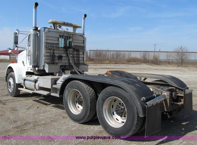 image for item A8207 2005 Freightliner FLD120SD semi truck