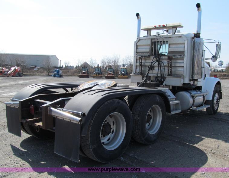 image for item A8207 2005 Freightliner FLD120SD semi truck