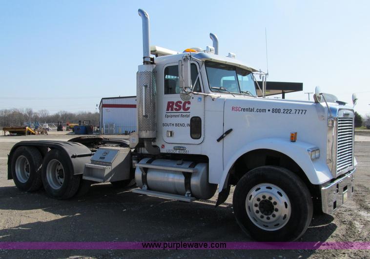 image for item A8207 2005 Freightliner FLD120SD semi truck