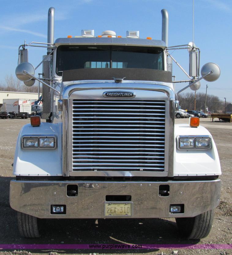 image for item A8207 2005 Freightliner FLD120SD semi truck