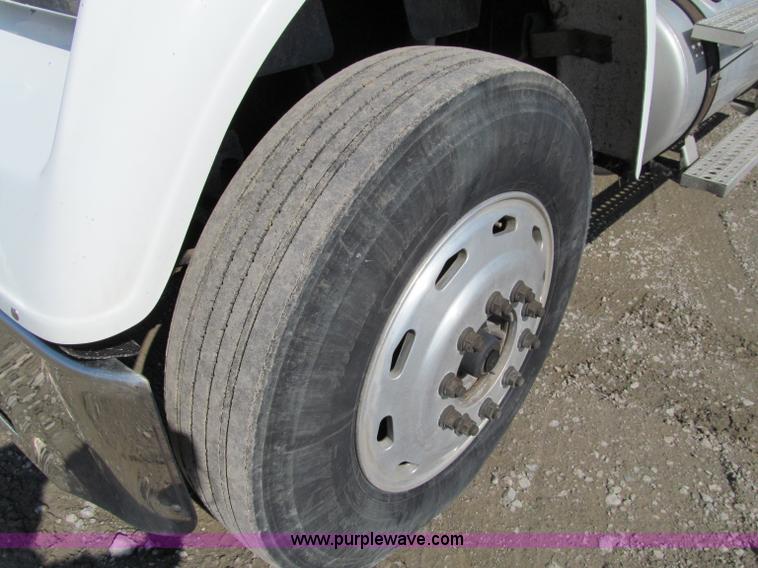 image for item A8207 2005 Freightliner FLD120SD semi truck