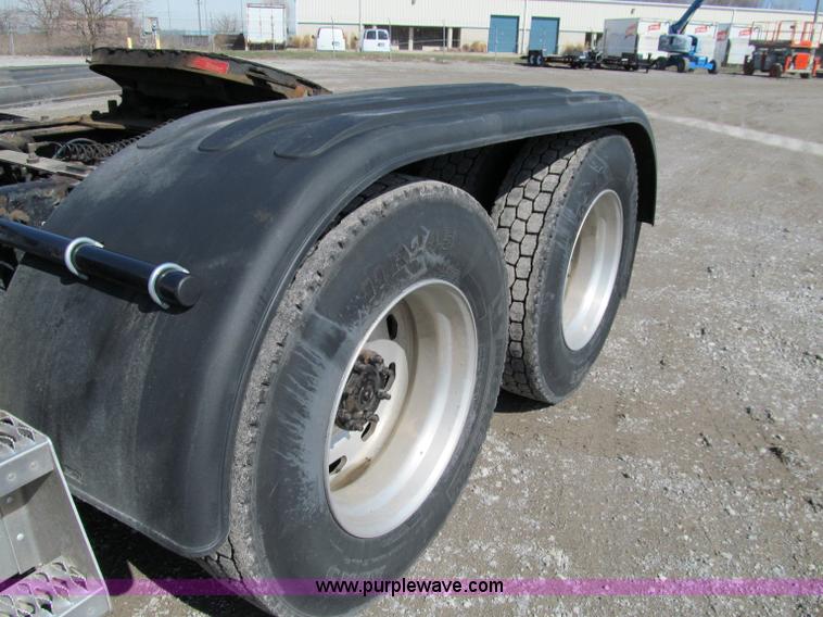 image for item A8207 2005 Freightliner FLD120SD semi truck