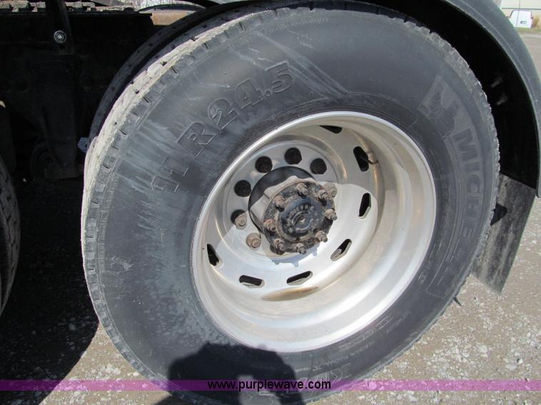 image for item A8207 2005 Freightliner FLD120SD semi truck