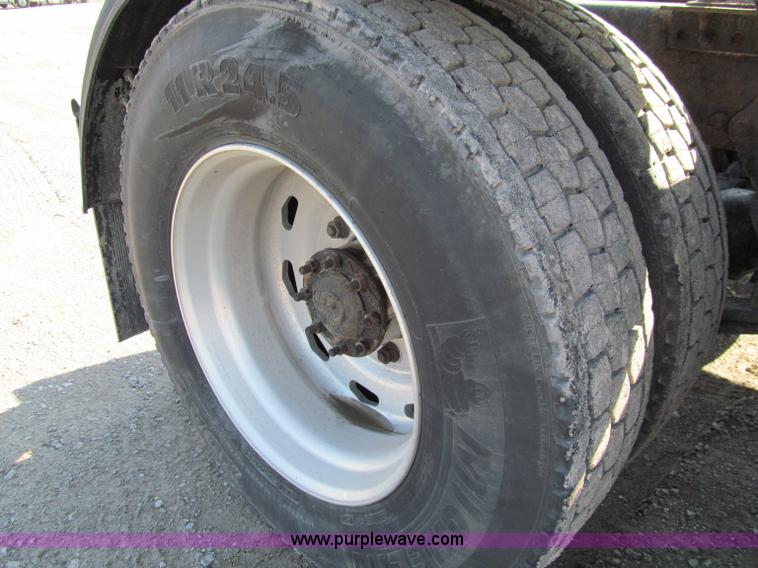 image for item A8207 2005 Freightliner FLD120SD semi truck