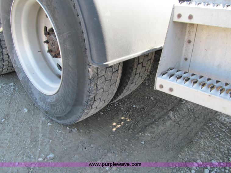 image for item A8207 2005 Freightliner FLD120SD semi truck