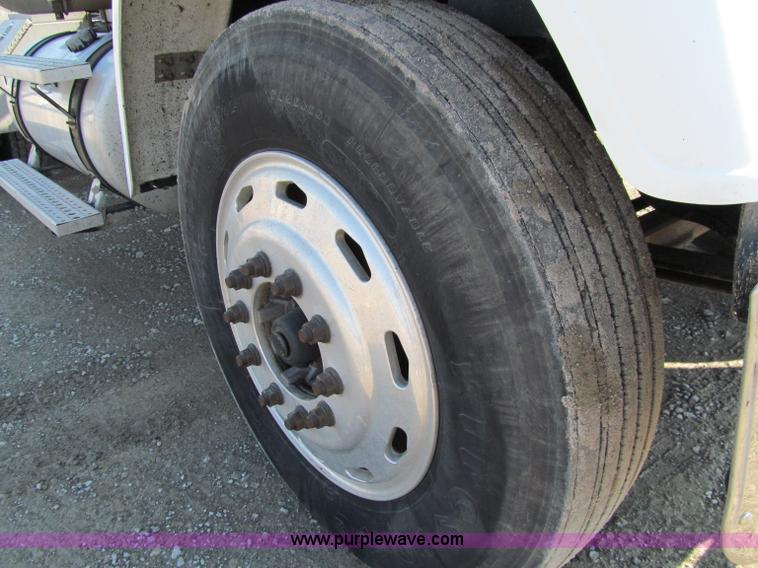 image for item A8207 2005 Freightliner FLD120SD semi truck