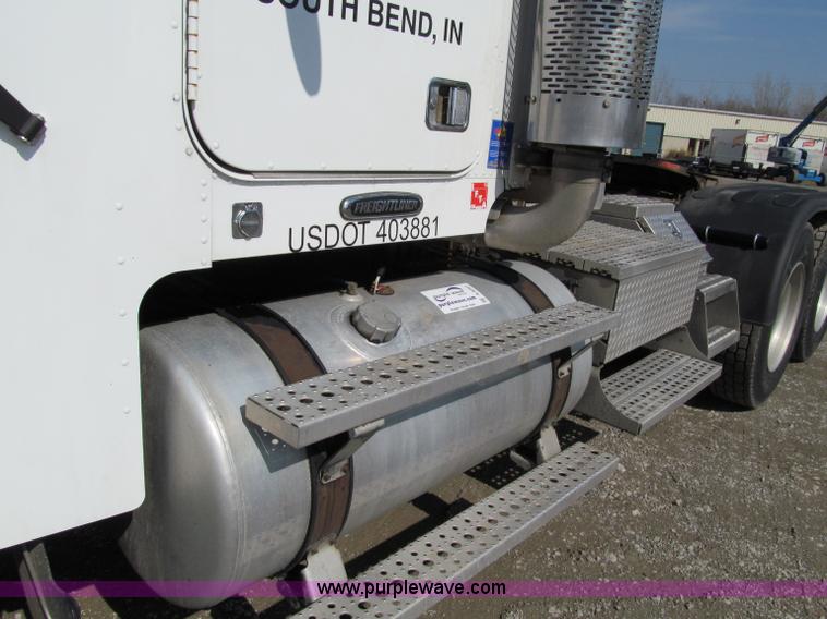 image for item A8207 2005 Freightliner FLD120SD semi truck