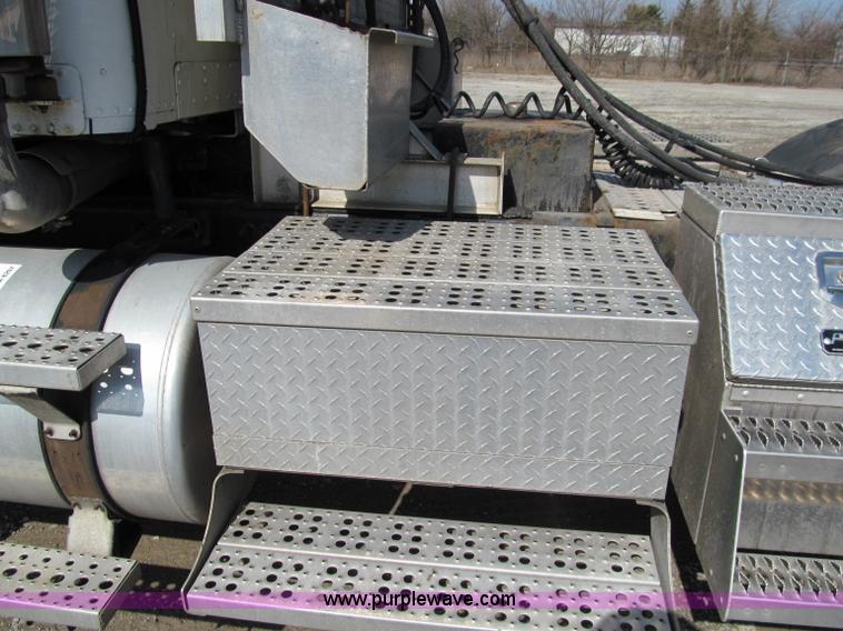 image for item A8207 2005 Freightliner FLD120SD semi truck