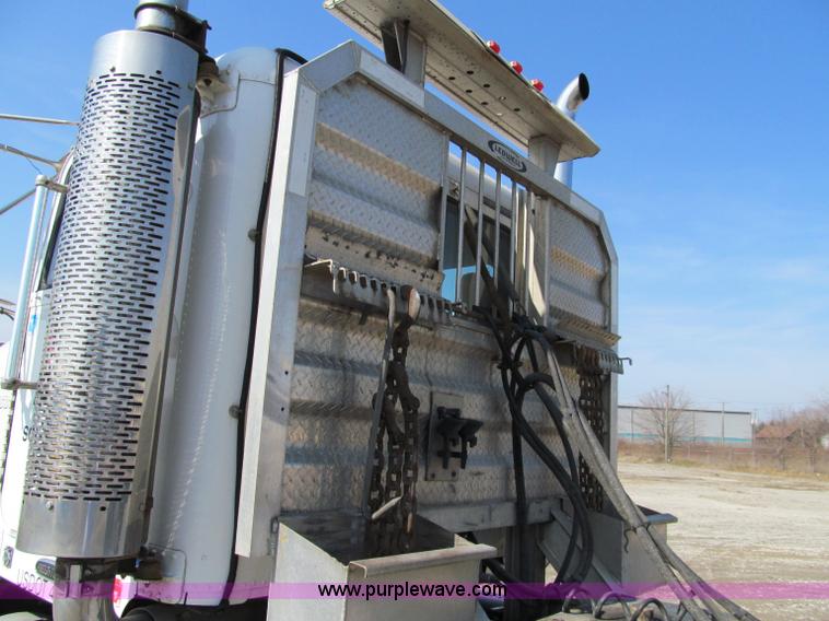 image for item A8207 2005 Freightliner FLD120SD semi truck