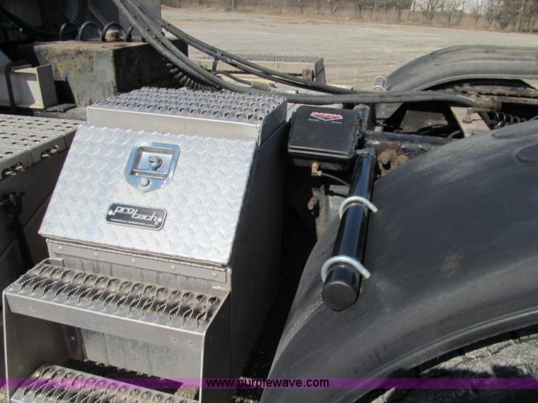 image for item A8207 2005 Freightliner FLD120SD semi truck