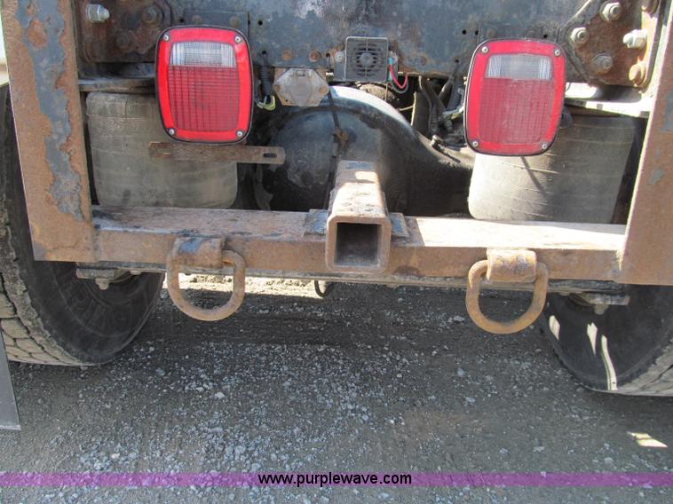 image for item A8207 2005 Freightliner FLD120SD semi truck