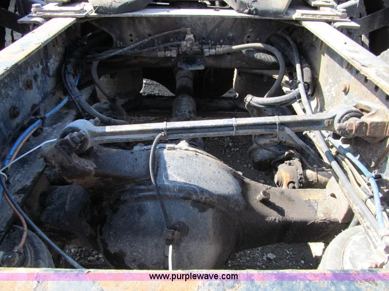 image for item A8207 2005 Freightliner FLD120SD semi truck