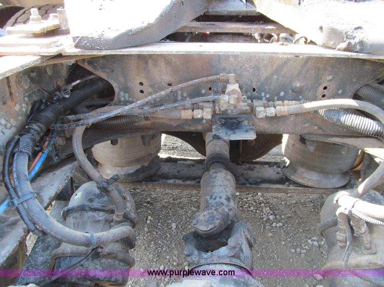 image for item A8207 2005 Freightliner FLD120SD semi truck