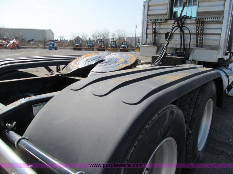 image for item A8207 2005 Freightliner FLD120SD semi truck