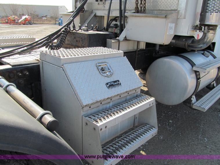 image for item A8207 2005 Freightliner FLD120SD semi truck