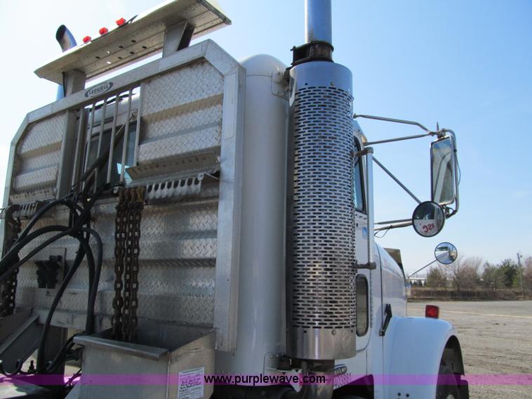 image for item A8207 2005 Freightliner FLD120SD semi truck